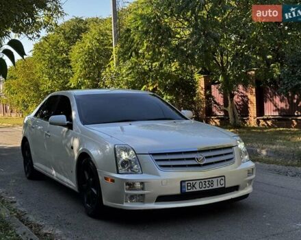 Белый Кадиллак STS, объемом двигателя 3.6 л и пробегом 225 тыс. км за 7900 $, фото 1 на Automoto.ua