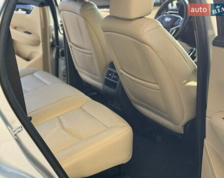 Сірий Каділак XT5, об'ємом двигуна 3.65 л та пробігом 50 тис. км за 18500 $, фото 17 на Automoto.ua