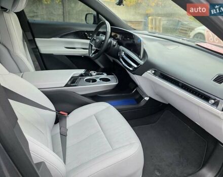 Серый Кадиллак Lyriq, объемом двигателя 0 л и пробегом 24 тыс. км за 35500 $, фото 5 на Automoto.ua