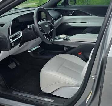 Серый Кадиллак Lyriq, объемом двигателя 0 л и пробегом 19 тыс. км за 37000 $, фото 3 на Automoto.ua