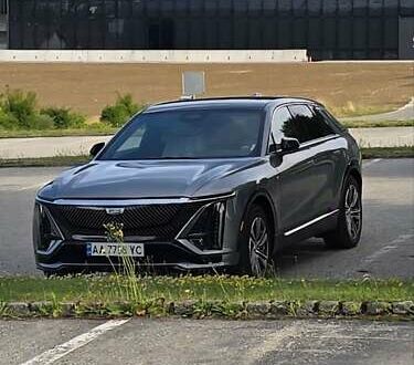 Каділак Lyriq 2023 у Києві на Automoto.ua Сірий Каділак Lyriq, об'ємом двигуна 0 л та пробігом 19 тис. км за 37000 $, фото 1 на Automoto.ua