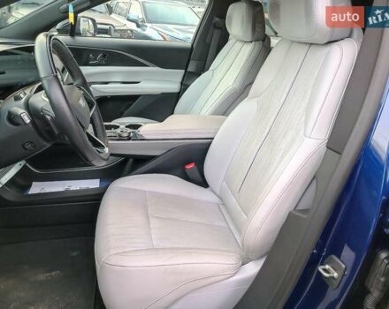 Синий Кадиллак Lyriq, объемом двигателя 0 л и пробегом 25 тыс. км за 45280 $, фото 20 на Automoto.ua