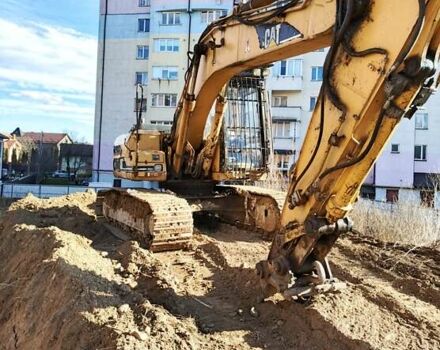 Желтый Катерпиллер 318, объемом двигателя 0 л и пробегом 13 тыс. км за 12000 $, фото 1 на Automoto.ua