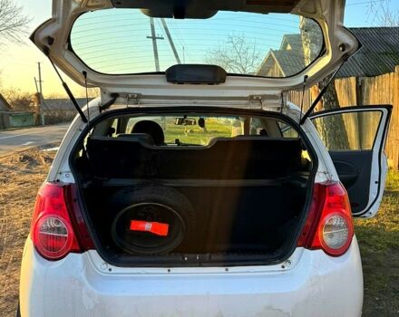 Белый Шевроле Авео, объемом двигателя 1.5 л и пробегом 245 тыс. км за 3900 $, фото 4 на Automoto.ua