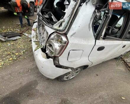 Белый Шевроле Авео, объемом двигателя 1.5 л и пробегом 35 тыс. км за 1600 $, фото 3 на Automoto.ua