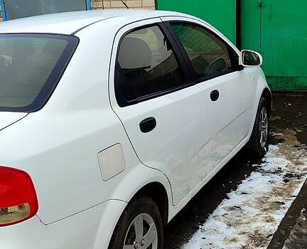 Белый Шевроле Авео, объемом двигателя 1.5 л и пробегом 180 тыс. км за 3300 $, фото 2 на Automoto.ua