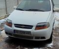 Белый Шевроле Авео, объемом двигателя 1.5 л и пробегом 180 тыс. км за 3300 $, фото 1 на Automoto.ua