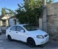 Белый Шевроле Авео, объемом двигателя 1.5 л и пробегом 450 тыс. км за 998 $, фото 1 на Automoto.ua