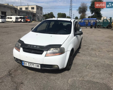 Белый Шевроле Авео, объемом двигателя 1.5 л и пробегом 300 тыс. км за 1500 $, фото 1 на Automoto.ua