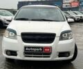 Белый Шевроле Авео, объемом двигателя 1.5 л и пробегом 211 тыс. км за 3640 $, фото 1 на Automoto.ua