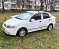 Белый Шевроле Авео, объемом двигателя 1.5 л и пробегом 250 тыс. км за 2300 $, фото 1 на Automoto.ua
