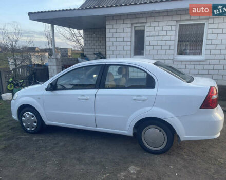 Белый Шевроле Авео, объемом двигателя 1.6 л и пробегом 208 тыс. км за 3500 $, фото 2 на Automoto.ua