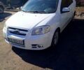 Белый Шевроле Авео, объемом двигателя 1.6 л и пробегом 217 тыс. км за 2999 $, фото 1 на Automoto.ua