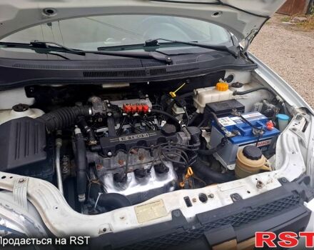 Белый Шевроле Авео, объемом двигателя 1.5 л и пробегом 195 тыс. км за 3900 $, фото 5 на Automoto.ua