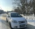 Белый Шевроле Авео, объемом двигателя 1.6 л и пробегом 300 тыс. км за 2750 $, фото 1 на Automoto.ua