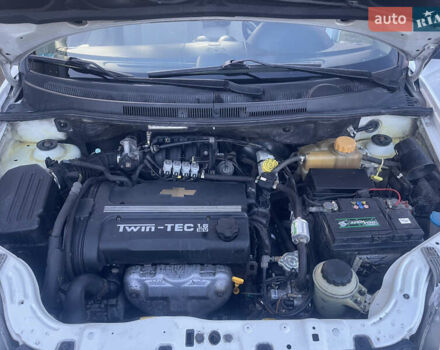 Белый Шевроле Авео, объемом двигателя 1.6 л и пробегом 208 тыс. км за 3500 $, фото 5 на Automoto.ua