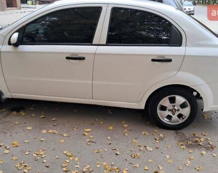 Белый Шевроле Авео, объемом двигателя 1.5 л и пробегом 260 тыс. км за 4000 $, фото 3 на Automoto.ua
