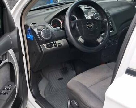 Белый Шевроле Авео, объемом двигателя 1.5 л и пробегом 260 тыс. км за 4000 $, фото 4 на Automoto.ua