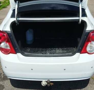 Белый Шевроле Авео, объемом двигателя 1.6 л и пробегом 173 тыс. км за 6000 $, фото 6 на Automoto.ua