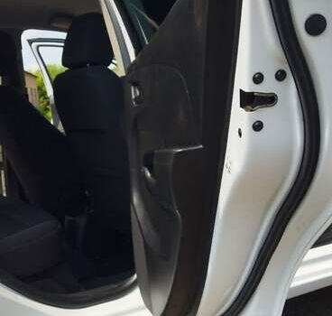 Белый Шевроле Авео, объемом двигателя 1.6 л и пробегом 173 тыс. км за 6000 $, фото 3 на Automoto.ua