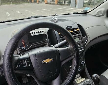 Белый Шевроле Авео, объемом двигателя 1.2 л и пробегом 270 тыс. км за 5000 $, фото 11 на Automoto.ua