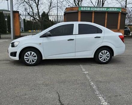 Белый Шевроле Авео, объемом двигателя 1.2 л и пробегом 270 тыс. км за 5000 $, фото 6 на Automoto.ua
