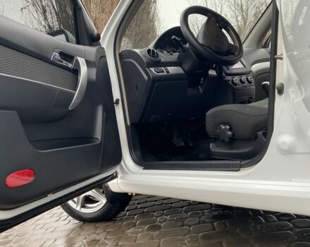 Белый Шевроле Авео, объемом двигателя 1.4 л и пробегом 149 тыс. км за 5250 $, фото 7 на Automoto.ua