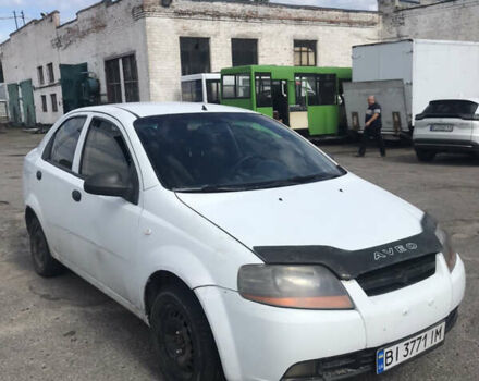 Белый Шевроле Авео, объемом двигателя 1.5 л и пробегом 300 тыс. км за 1500 $, фото 1 на Automoto.ua