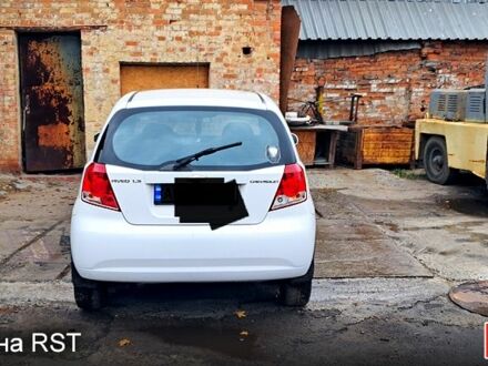 Белый Шевроле Авео, объемом двигателя 1.5 л и пробегом 200 тыс. км за 2600 $, фото 1 на Automoto.ua