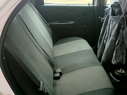 Белый Шевроле Авео, объемом двигателя 1.4 л и пробегом 400 тыс. км за 2500 $, фото 1 на Automoto.ua