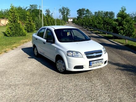 Белый Шевроле Авео, объемом двигателя 1.5 л и пробегом 200 тыс. км за 3800 $, фото 1 на Automoto.ua