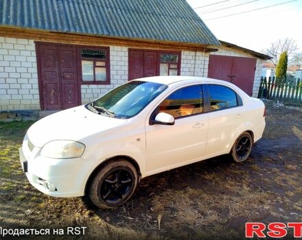 Белый Шевроле Авео, объемом двигателя 1.6 л и пробегом 300 тыс. км за 3500 $, фото 1 на Automoto.ua