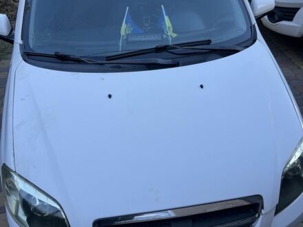 Белый Шевроле Авео, объемом двигателя 1.5 л и пробегом 350 тыс. км за 2700 $, фото 1 на Automoto.ua