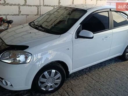 Белый Шевроле Авео, объемом двигателя 1.6 л и пробегом 170 тыс. км за 3800 $, фото 1 на Automoto.ua