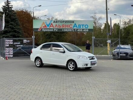 Белый Шевроле Авео, объемом двигателя 1.6 л и пробегом 230 тыс. км за 3800 $, фото 1 на Automoto.ua