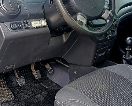 Черный Шевроле Авео, объемом двигателя 1.5 л и пробегом 200 тыс. км за 4600 $, фото 6 на Automoto.ua
