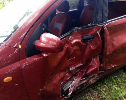 Червоний Шевроле Авео, об'ємом двигуна 1.5 л та пробігом 210 тис. км за 2200 $, фото 5 на Automoto.ua