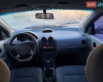 Красный Шевроле Авео, объемом двигателя 1.5 л и пробегом 306 тыс. км за 2000 $, фото 6 на Automoto.ua