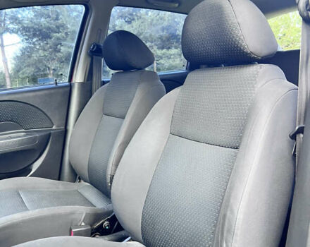 Красный Шевроле Авео, объемом двигателя 1.5 л и пробегом 183 тыс. км за 2800 $, фото 6 на Automoto.ua