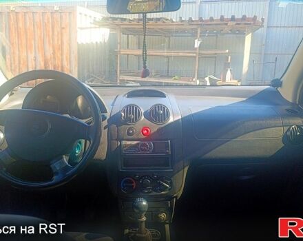 Красный Шевроле Авео, объемом двигателя 1.5 л и пробегом 350 тыс. км за 1200 $, фото 5 на Automoto.ua