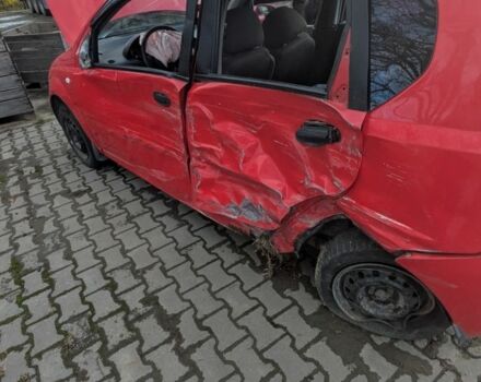 Красный Шевроле Авео, объемом двигателя 1.5 л и пробегом 150 тыс. км за 1300 $, фото 3 на Automoto.ua