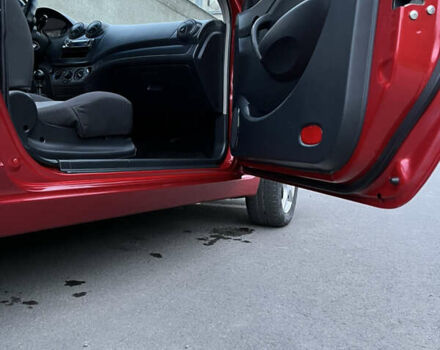 Красный Шевроле Авео, объемом двигателя 1.5 л и пробегом 143 тыс. км за 3800 $, фото 11 на Automoto.ua