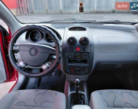 Красный Шевроле Авео, объемом двигателя 1.5 л и пробегом 150 тыс. км за 3750 $, фото 1 на Automoto.ua