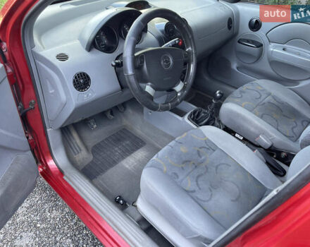 Красный Шевроле Авео, объемом двигателя 1.5 л и пробегом 150 тыс. км за 3300 $, фото 6 на Automoto.ua