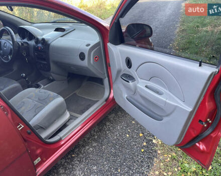 Красный Шевроле Авео, объемом двигателя 1.5 л и пробегом 150 тыс. км за 3300 $, фото 7 на Automoto.ua