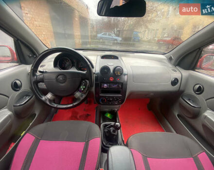 Красный Шевроле Авео, объемом двигателя 1.5 л и пробегом 250 тыс. км за 2200 $, фото 9 на Automoto.ua