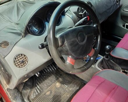 Красный Шевроле Авео, объемом двигателя 1.5 л и пробегом 300 тыс. км за 2500 $, фото 5 на Automoto.ua