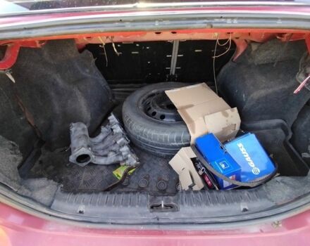 Красный Шевроле Авео, объемом двигателя 1.5 л и пробегом 350 тыс. км за 1800 $, фото 4 на Automoto.ua