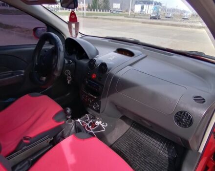 Красный Шевроле Авео, объемом двигателя 0.15 л и пробегом 215 тыс. км за 3500 $, фото 3 на Automoto.ua