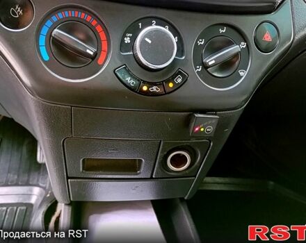 Красный Шевроле Авео, объемом двигателя 1.5 л и пробегом 240 тыс. км за 3500 $, фото 7 на Automoto.ua